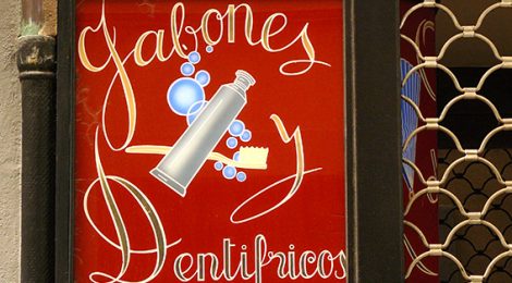 antic rètol a la Perfumeria Casa Massias d'Olot.