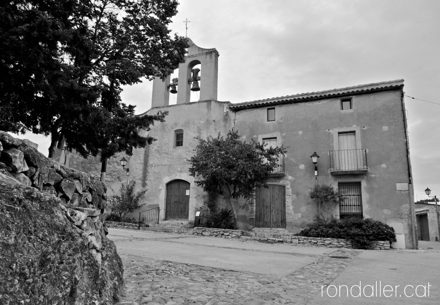 Vista de l'església parroquia de Sant Bartomeu de Masarbonès.
