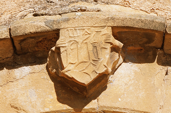 Detall d'un escut a l'església de Sant Julià d'Altura de Sabadell.
