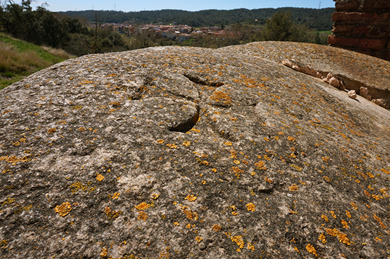 Pedra amb una creu al Castell de Sentmenat. Simbolisme de la creu patent