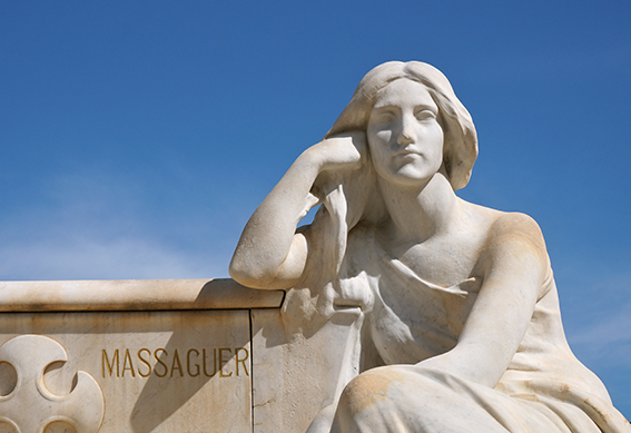 Escultura de Josep LLimona al cementiri d'Arenys de Mar.