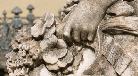 Escultura en un panteó del cementiri d'Arenys de Mar.