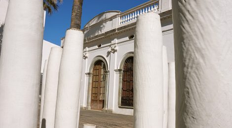 Pati i façana de Can Bisa a Vilassar de Mar.