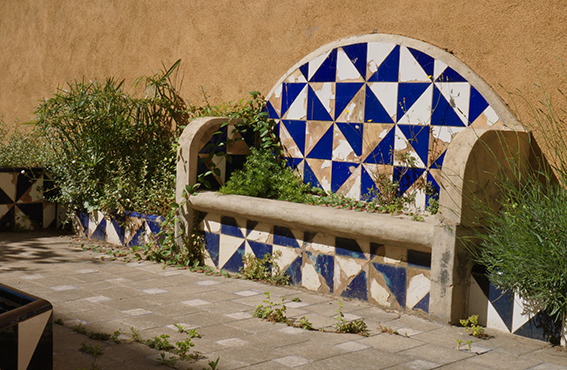 Banc de pedra i rajoles al carrer Sant Sebastià de Vilassar de Mar.