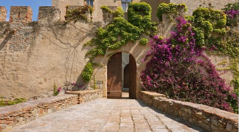 Entrada al recinte emmurallat del castell de Vilassar de Dalt.