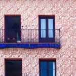 Esgrafiat de roses en un edifici del barri de la Ribera de Barcelona.