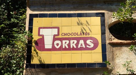 Rètol de Xocolates Torres al santuari de Santa Afra.