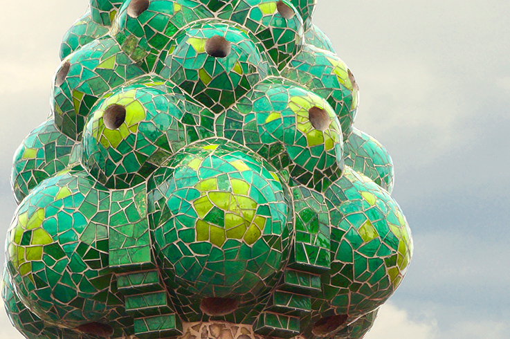 Palau Güell. Una de les xemeneies de Gaudí feta de trencadís de tons verds al terrat del Palau Güell.