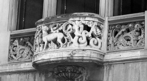Balcó modernista de la Casa Pia Batlló.