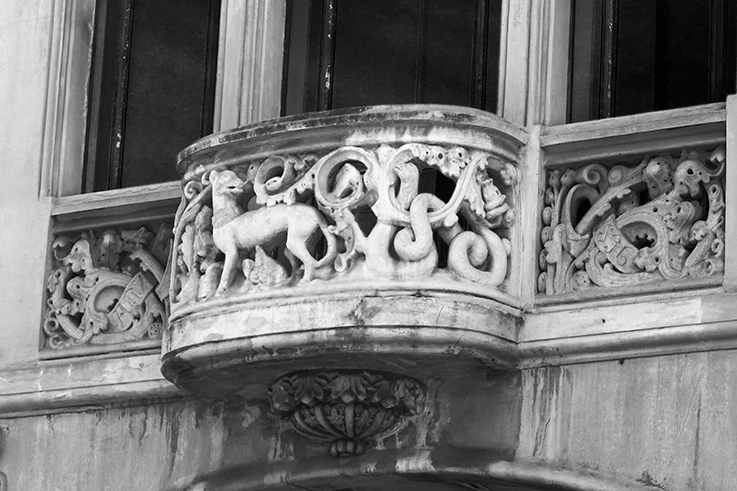 Balcó modernista de la Casa Pia Batlló.