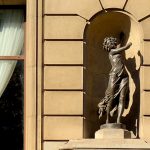 Escultura a la façana de l'Avenida Palace.