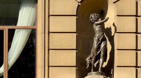 Escultura a la façana de l'Avenida Palace.