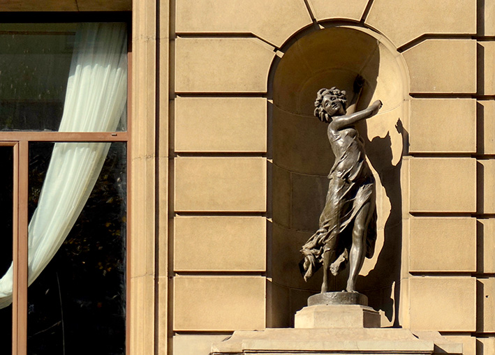 Escultura a la façana de l'Avenida Palace.