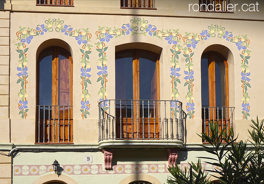 Habitatge amb esgrafiats modernistes al carrer Callao.