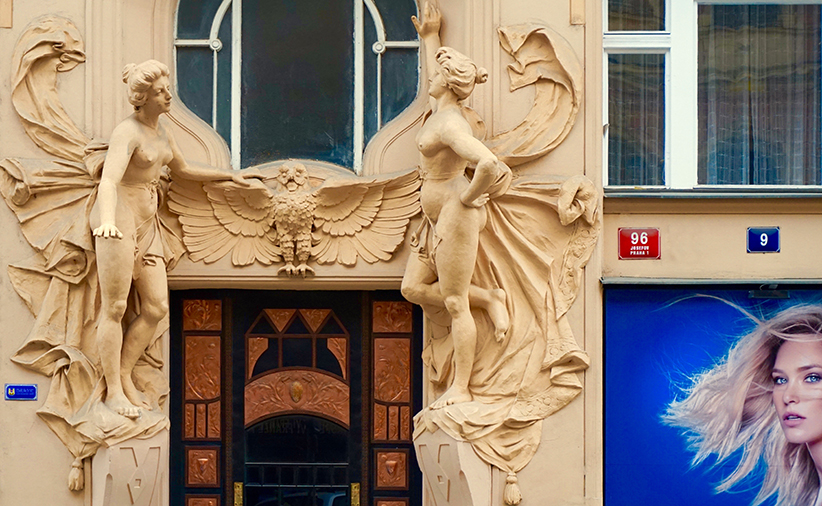 Conjunt escultòric de dues dones nues al portal d'un edifici. Barri jueu de Praga