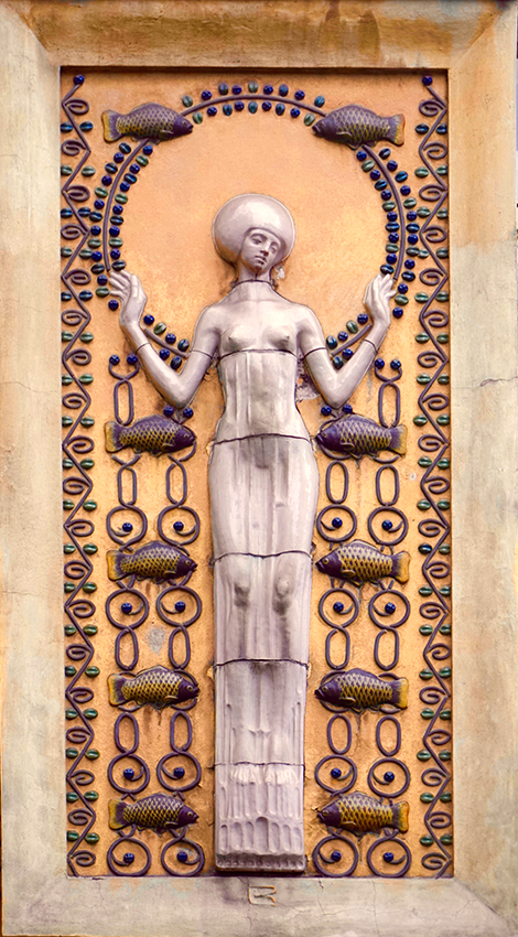 Relleu escultòric d'una dona entre peixos. Barri jueu de Praga
