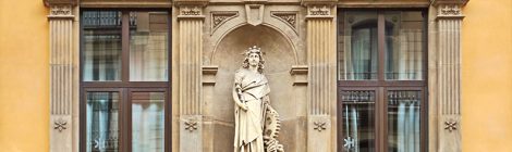 Estàtua d'Hermes al carrer Bergara de Barcelona.