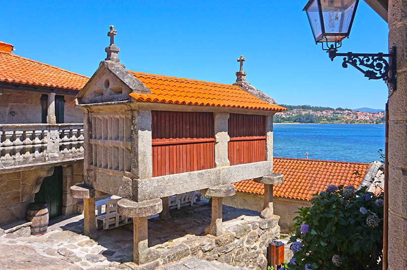 Hórreo amb el mar de fons. Visita a Combarro