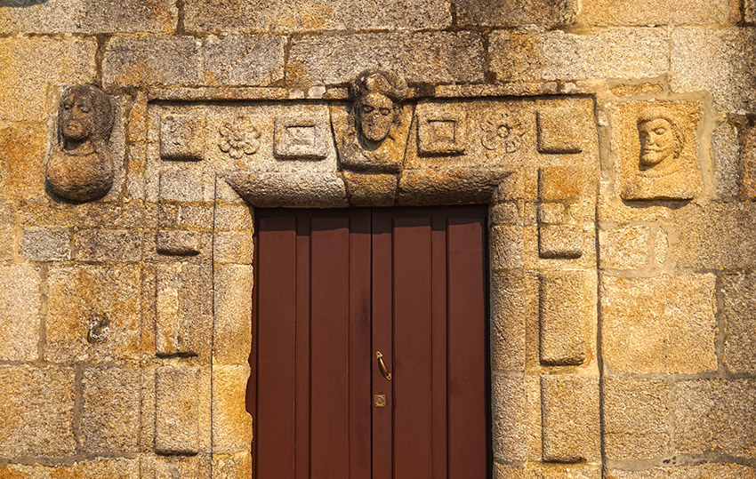 Porta del Pazo de Fefiñáns. 