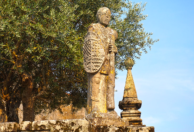 Escultura humana amb un escut i un garrot. Visita a Cambados