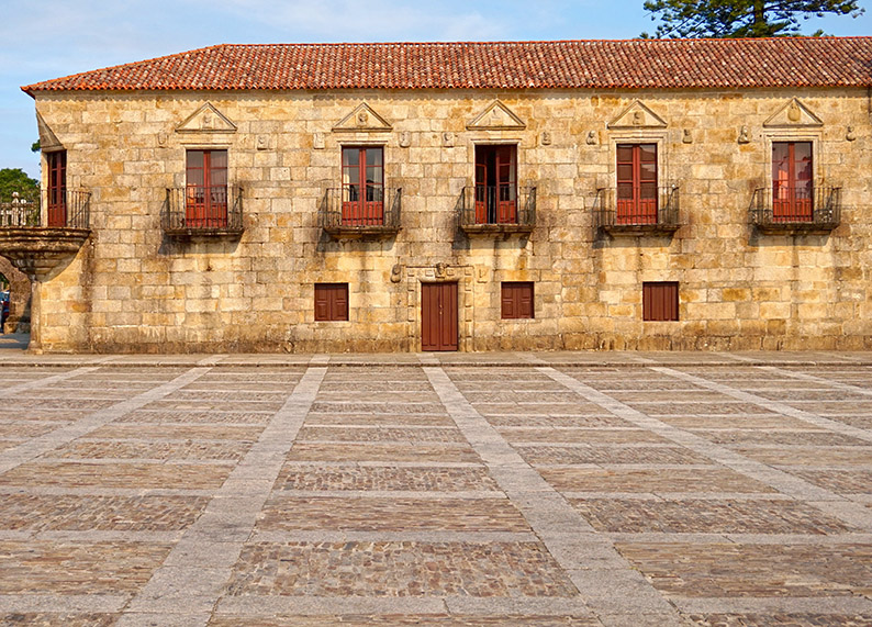 Praza de Fefiñáns amb el palau al fons. 