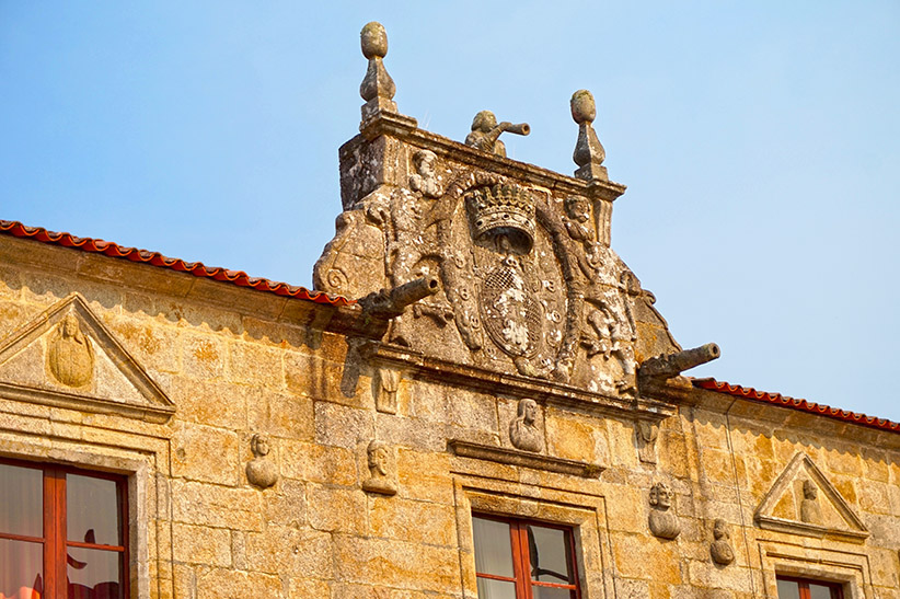 Coronament amb escut al Pazo de Fefiñáns. 