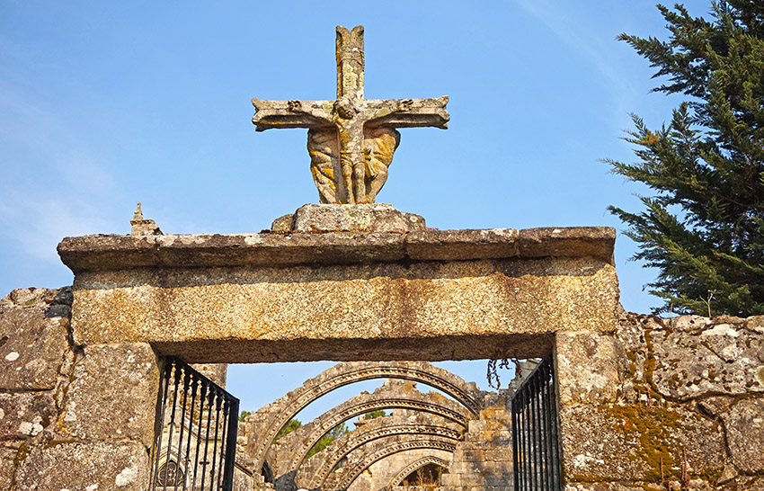 Portal d'entrada al recinte de Santa Mariña Dozo. Visita a Cambados