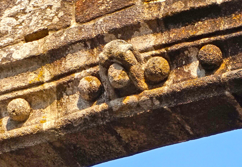 Detall escultòric en una volta de Santa Mariña Dozo. Visita a Cambados