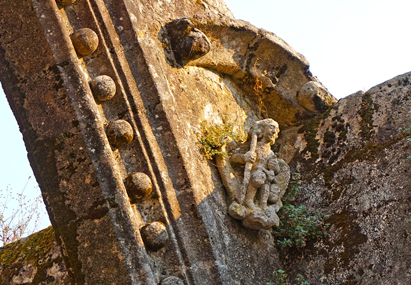 Escultura de Sant Miquel a Santa Mariña Dozo. Visita a Cambados