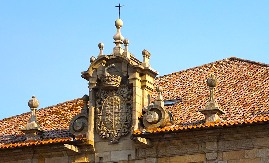 Escut al coronament del Pazo de Montesacro. Visita a Cambados