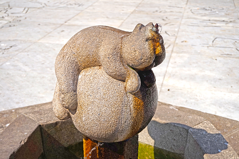 Font amb una escultura del Gatipedro. Segon itinerari per A Coruña