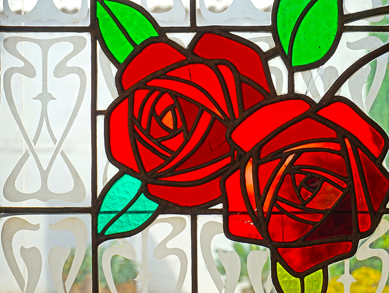 Vitrall amb roses. Museu d'Art de Cerdanyola del Vallès