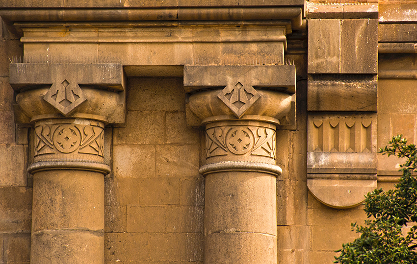 Detall dels capitells de la façana. Església Sant Andreu de Palomar. Barcelona