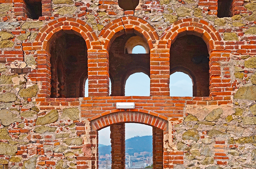 Finestres de l'inacabat castell de Torre del Baró