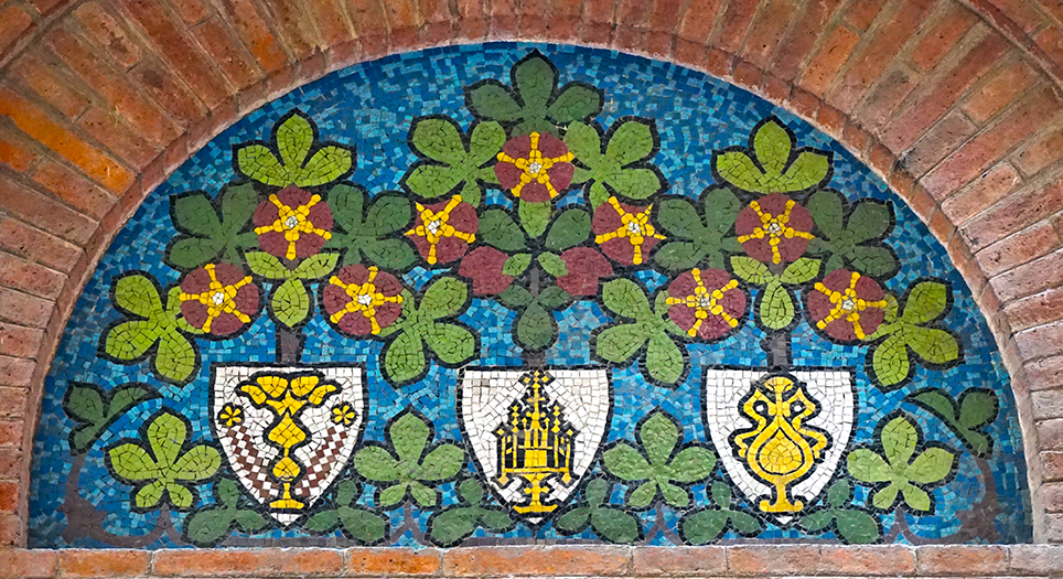 Mosaic amb escut al·lusius a Sant Eloi al portal de la Casa Carreras. carrer Montsió. Barcelona