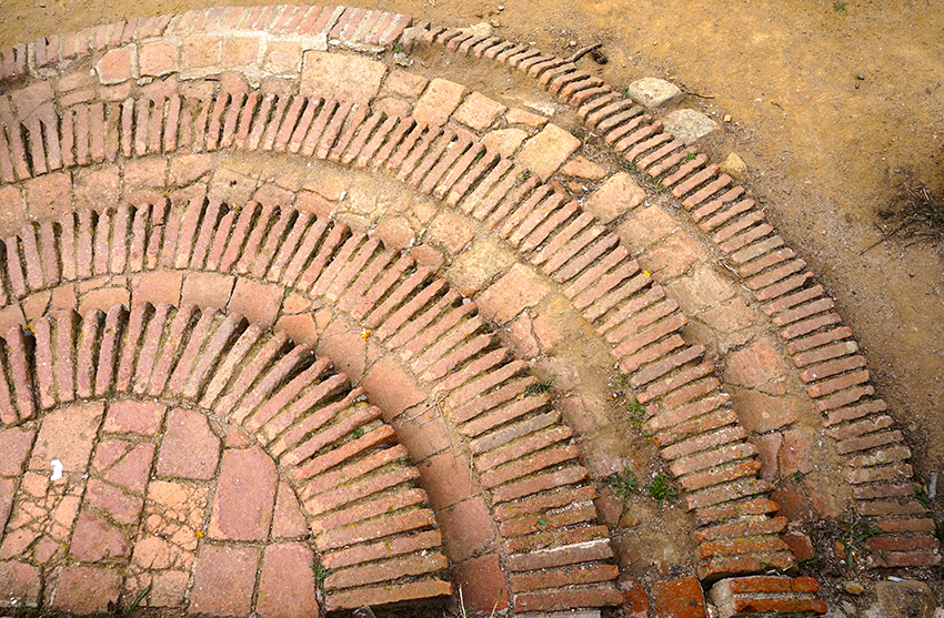 Escala semicircular. Ermita de Sant Mateu de Premià de Dalt