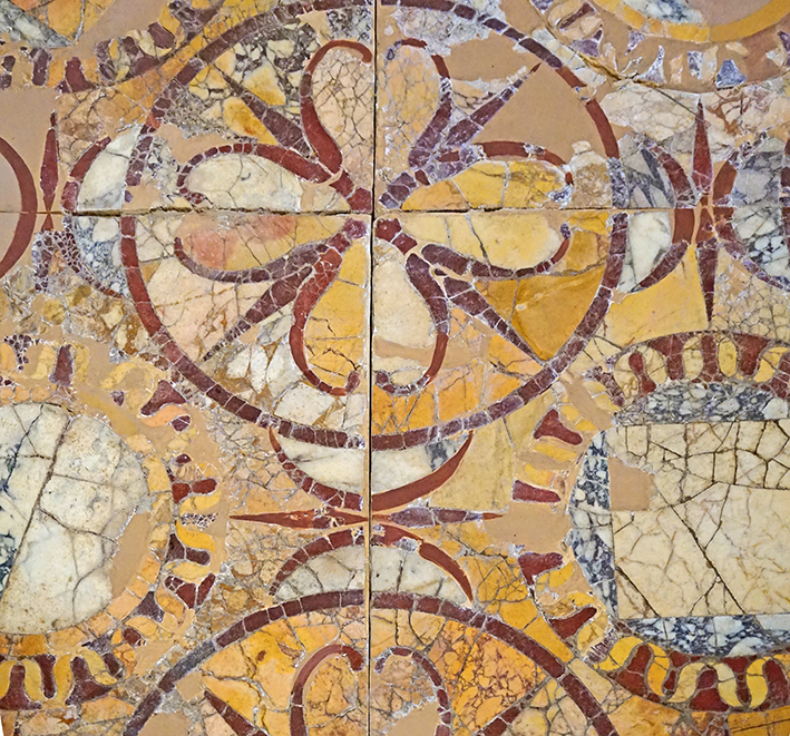 Mosaic realitzat amb diversos tipus de marbre. 