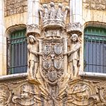 Decoració escultòrica al Casal de Previsió del Carrer Jonqueres.