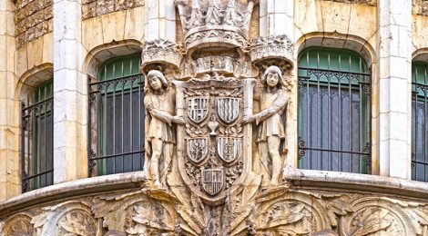 Decoració escultòrica al Casal de Previsió del Carrer Jonqueres.