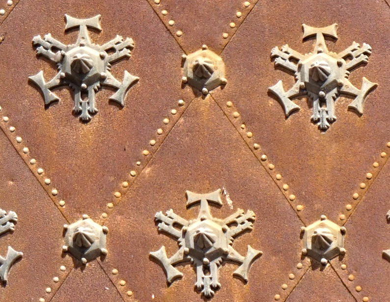 Detall dels claus de les Portes de la catedral de Tarragona
