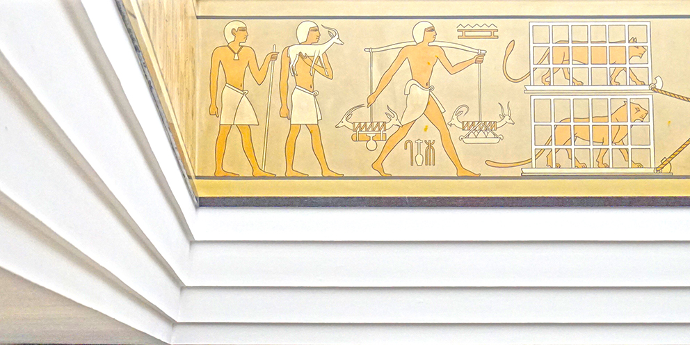 Decoració simulant un fris egipci.
