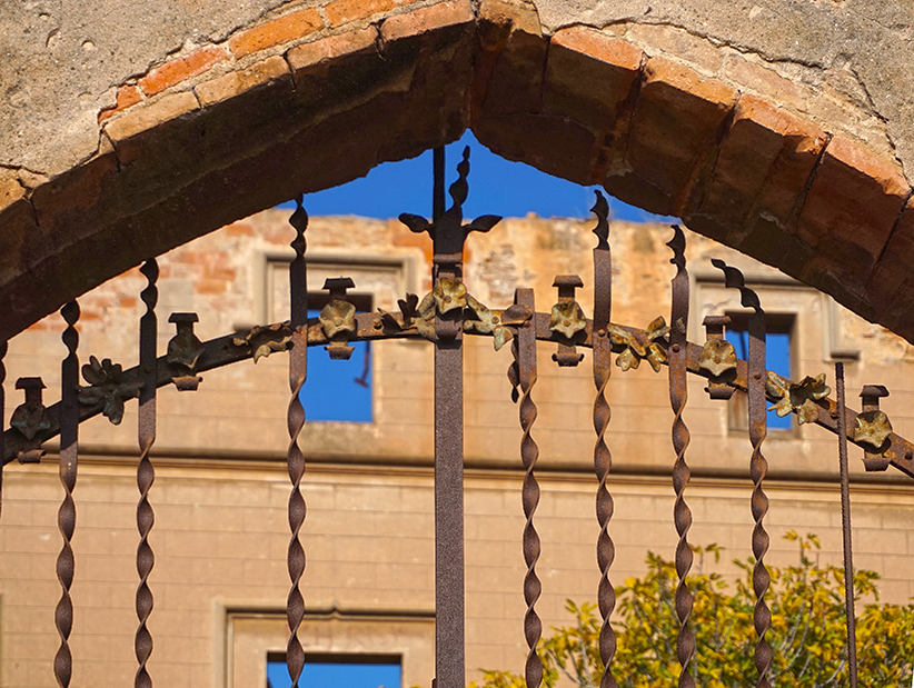 Reixa d'entrada a la Torre Salvana. Santa Coloma de Cervelló. Baix Llobregat