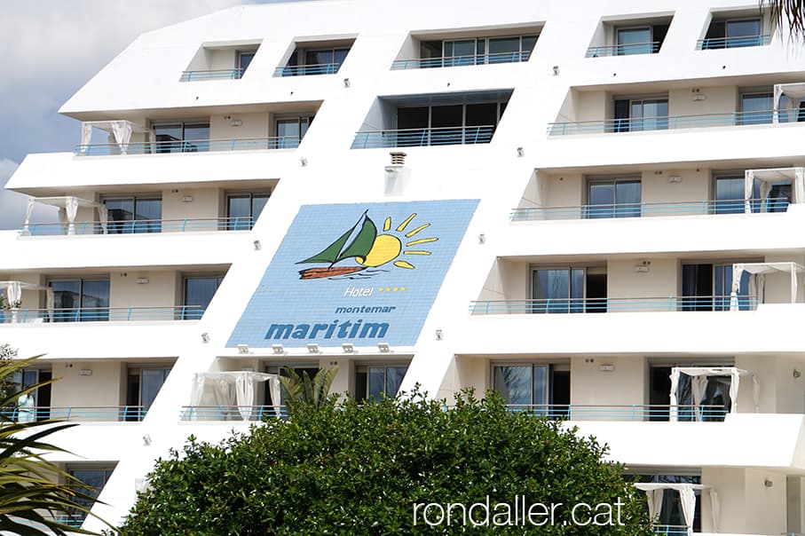 Un hotel turístic a la costa del Maresme.