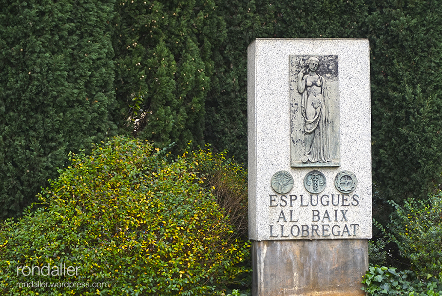 Esplugues de Llobregat. Monument al Baix Llobregat