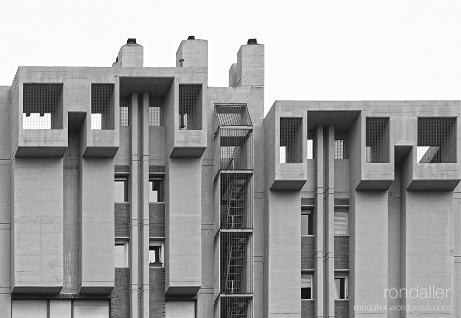 Les Torres Symbol a Esplugues de Llobregat, un exemple d'arquitectura brutalista dels anys 70.