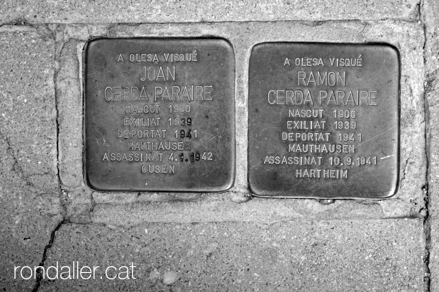Detall de dues llambordes conegudes com a Stolsperstein, en homenatge a les víctimes del nazisme.