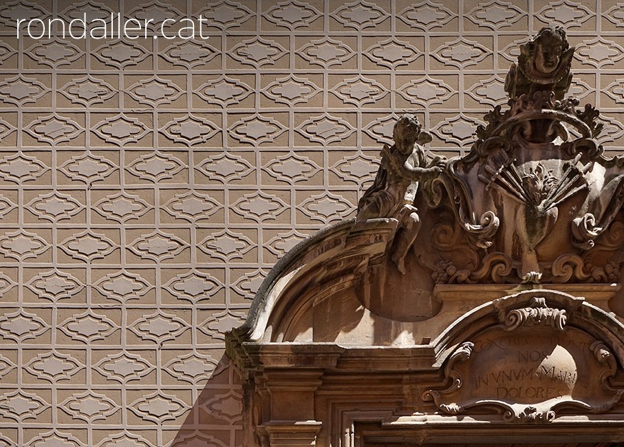 Detall de la façana barroca de l'església dels Dolors de Vic.