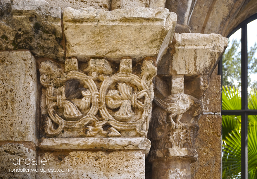 Capitells de l'antiga portalada de Santa Maria de Besalú a Barcelona