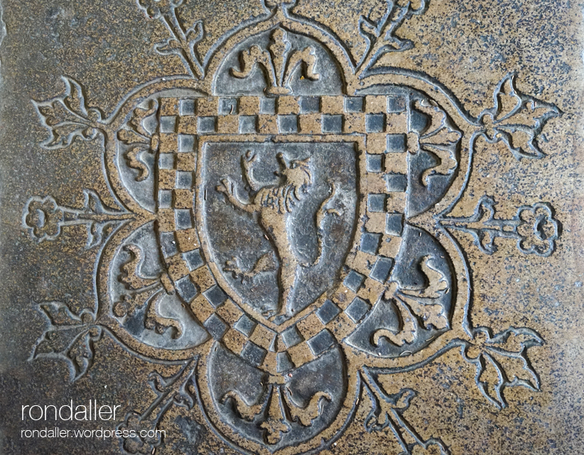 Heràldica al monestir de Pedralbes. Escut amb un lleó rampant envoltat de flors de lis.