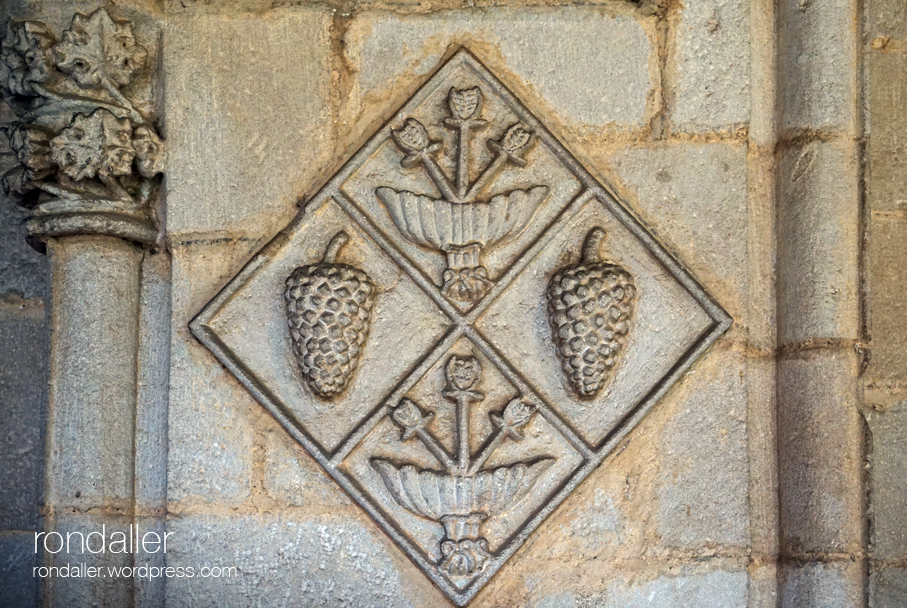 Heràldica al monestir de Pedralbes. Escut de l'abadessa Constança de Pinós.